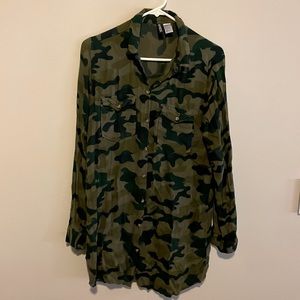 Divided by H&M ladies top in camouflage greens size 8.